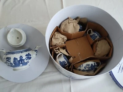  Juego de té Johnson Bros Willow Blue 13 piezas tetera crema azúcar tazas platillos nuevo como nuevo Foto 1 de 4