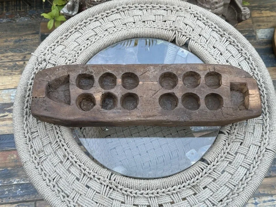 Plato de juego Mankala tallado a mano de madera antiguo panel raro años 1750 norte de la India Foto 1 de 4