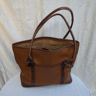 Bolso para hombre Liz Claiborne de cuero marrón Foto 1 de 4