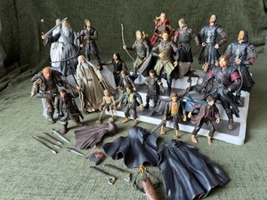 Lotto action figure LOTR X21 più accessori. EM493 - Foto 1 di 14