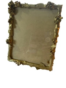 Cornice portafoto 8x10” decorata a mano con cartapesta dipinta oro. - Foto 1 di 7