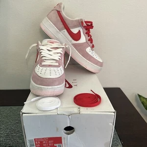 Size 8.5 - Nike Air Force 1 '07 QS Low Valentine’s Day Love Letter - Picture 1 of 8