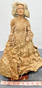 antike Puppe Miniatur Volkskunst Handwerker Museum Tracht Anzug Kleid Perücke Display - Bild 1 von 16