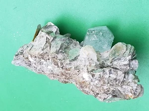 343g natürlicher hellblauer Aquamarin mit Glimmerpräparat. - Bild 1 von 10