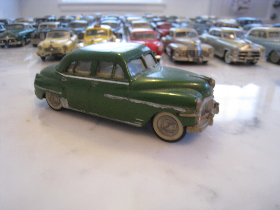 Modelo de coche a escala sedán personalizado de 4 puertas DeSoto 1949 con formas de aleación 1:43 Foto 1 de 4
