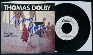 THOMAS DOLBY•Signierte EUROPA & DIE PIRATENZWILLINGE Promo Bild Hülle+45~Near Mint - Bild 1 von 2