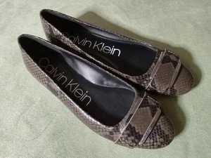 CALVIN KLEIN WOMEN'S SHOES SNAKESKIN REPTILE PRINT BALLET FLATS 8 1/2 BUCKLE NEW - Picture 1 of 8