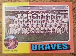 Lista de verificación del equipo Atlanta Braves Clyde King, Mons. Tarjeta de béisbol Topps 1975 #589 MT - Imagen 1 de 2