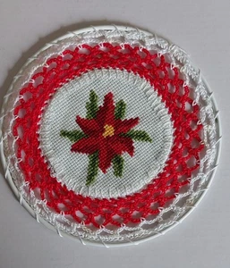 🪟 Fensterring – gehäkelt & gestickt, Blütenmotiv in Rot-Weiß, Ø 15 cm - Bild 1 von 1