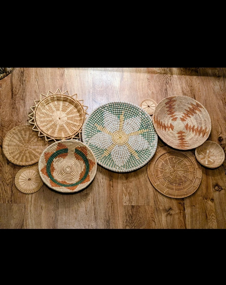 Precioso juego de canasta de pared boho grande de tono neutro con detalles rojos + verdes, ¡4,2 pies! Foto 1 de 4