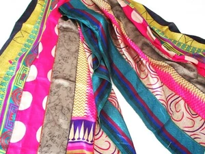 Darn Good Yarn Neu mit Etikett Neu Seide Sari Schal Halstuch Band Patchwork Blumen bunt - Bild 1 von 4