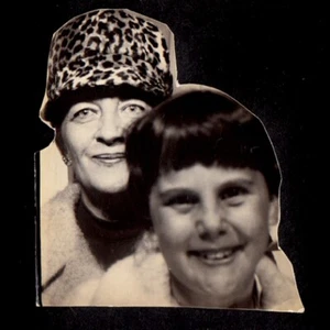 LEOPARD HAT HIPSTER DRUNK MOM & GIGGLING CHUB DAUGHTER ~ 1960s PHOTOBOOTH PHOTO - Picture 1 of 1