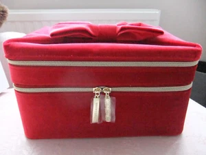 Estee Lauder Red Velvet Toiletry / Make Up Case ~ New & Unused ~ Tracked Postage - Picture 1 of 7