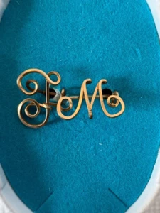 Vintage F.N. Kistner Gold Tone Initial Pins Letters F & M in Original Box - Picture 1 of 5