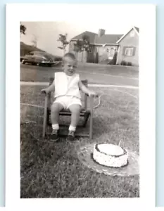 Foto d'epoca 1952, 2 anni seduto con torta, prato, festa di compleanno, 4,25x3,25 - Foto 1 di 2