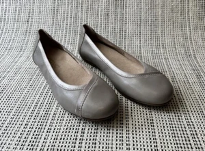 NUOVO Vionic Spark Caroll donna taglia 6M grigio chiaro pelle balletto piatto slip on - Foto 1 di 19