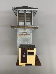 The Walking Dead McFarlane Prison Tower solo leer descripción - Imagen 1 de 6