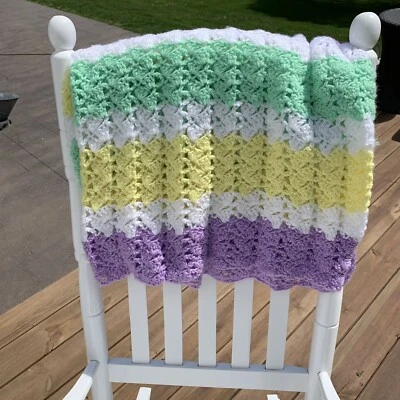 Manta afgana tejida hecha a mano ganchillo bebé tiro vintage 45” x 57” colores pastel Foto 1 de 4