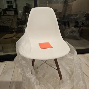 Herman Miller Eames Molded Plastic Side Chair Dowel Base 1 Chair New W/BOX - Picture 1 of 8
