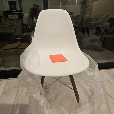  Silla lateral de plástico moldeado Herman Miller Eames base de pasador 1 silla nueva con CAJA Foto 1 de 4