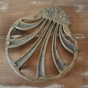 Alte Untersetzer aus Messing Muschel / Ref. A172 - Bild 1 von 10