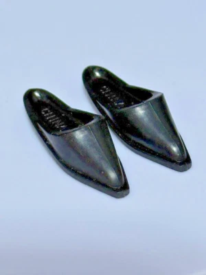 Zapatos Barbie de tacón de gatito con puntera puntiaguda negra de la década de 1990 2000 Foto 1 de 2