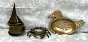 3 figuras de latón (caja de música de velero, lupa de cangrejo y cenicero de pato) - Imagen 1 de 10