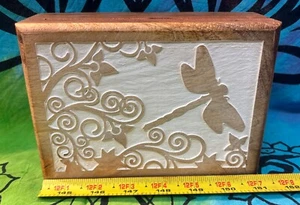 Caja de cartas del tarot forrada de madera con libélula en ella - Imagen 1 de 5