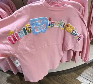 Camiseta Disney Parks Spirit 2025 WDW Princesa Personaje Iconos Rosa Adulto M NUEVA - Imagen 1 de 3