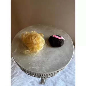 2 Vintage Barbie Perücken; blond und brünett - Bild 1 von 2