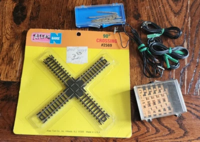 Vintage Atlas N Gauge 90 degree crossing #2569 NOS + Extras - Image 1 of 2