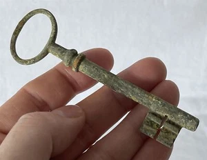 Large Vintage 10.5cm Approx Metal Iron Skeleton Key Ornament Escape Room #72-402 - Imagen 1 de 6