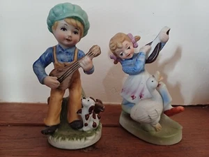 Paar Junge und Mädchen Keramik Ornamente Ente oder Gans und ein Hund. - Bild 1 von 18