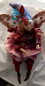 Mythische Herbst verzauberte Fee Pixie Fantasy Regal sitzend geflügelt Puppe - Bild 1 von 8