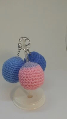 LLAVEROS MULTICOLORES DE BOLAS DE CROCHET HECHAS A MANO ALIVIO DEL ESTRÉS. 3 llaveros Foto 1 de 4