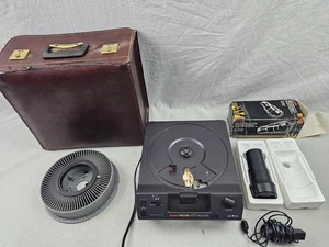 KODAK EKTAGRAPHIC III SLIDE PROJECTOR WITH REMOTE CASE & LENS - Picture 1 of 10