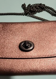 Neu mit Etikett Coach Marlow Kette Crossbody Handgelenktasche Metallic Dark Blush Pink F33390 - Bild 1 von 6