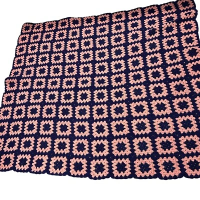 Hecho a mano, rosa y púrpura ganchillo abuela cuadrado tiro afgano 68” X 60” de colección Foto 1 de 2