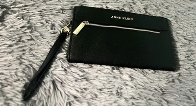 Bolso sin asas de muñeca Anne Klein para mujer de cuero granulado negro herrajes dorados Foto 1 de 4