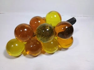 Racimo de uvas Lucite acrílico amarillo ámbar mediados de siglo de colección tallo de madera sintética - Imagen 1 de 5