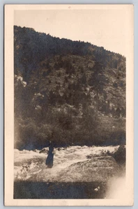 Postal RPPC Mujer Junto a River Mountains Pesca - Imagen 1 de 2