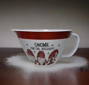 Tazón mezclador de melamina Gnome For The Holidays con mango de caño para verter parte inferior antideslizante - Imagen 1 de 7