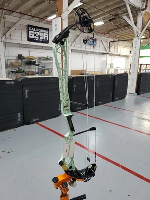 Mathews Title 38 gen 1 RH Mint Riser Black Limbs 60# 80% 29" - Image 1 of 2