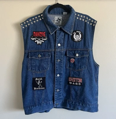 Chaleco de batalla de mezclilla hecho a mano con tachuelas piramidales Foto 1 de 4