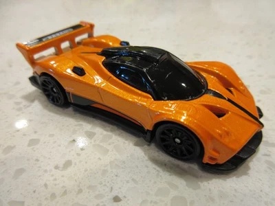 Coche de carreras de juguete Hot Wheels Pagani Zonda R 2025 naranja diseño exclusivo y color 1:64 Foto 1 de 4