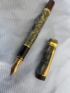 Parker Duofold Centennial Green Marble 18k M Fountain Pen - Picture 1 of 7
