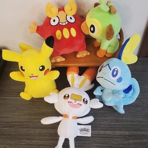 Lotto peluche Pokemon (5) Scorebunny, Duumaka, SWSH, Sobble, Pikachu - Foto 1 di 10