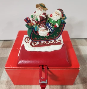 Percha de Medias de Navidad Triple Papá Noel en un Trineo de Colección, Prensa POTPOURRI - Imagen 1 de 6