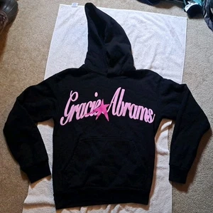Sudadera con Capucha Gracie Abrams Negra Rosa Estrella Pequeña Unisex Mercancía Oficial Sudaderas - Imagen 1 de 7