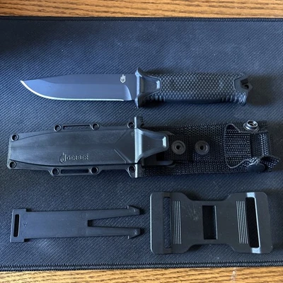 Gerber StrongArm, punto de caída de borde liso, negro, con funda para cinturón Foto 1 de 3